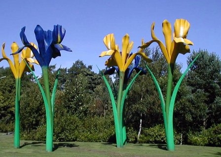 glenrothes-giant-_-irises_700_0.jpg