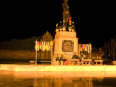 Phra Nang Chamthewi Statue