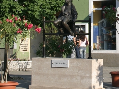 Statue of the Litle Queen Statue of the Litle Queen