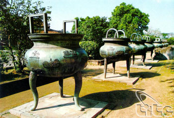 The Nine Dynastic Urns