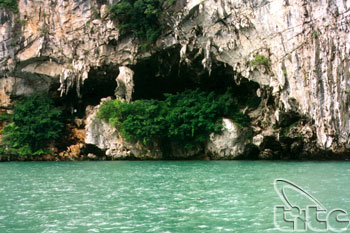 Trinh Nu & Trong Grottoes