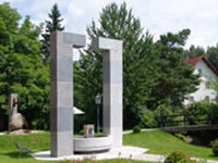 Urtlbecken mit Skulptur Der Gebückte Urtlbecken mit Skulptur Der Gebückte