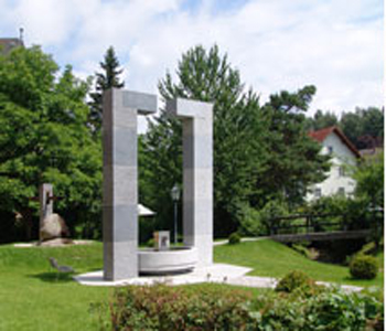 Urtlbecken mit Skulptur Der Gebückte