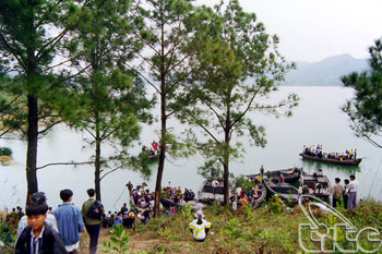 Yen Lap Lake - Loi Am Pagoda